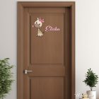 Drevená menovka na dvere so žirafkou – meno na želanie