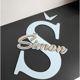 Drevená menovka na dvere s iniciálou a menom