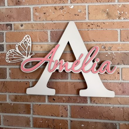 Drevená menovka na dvere s iniciálou a menom