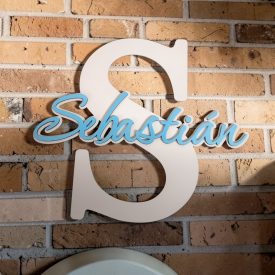 Drevená menovka na dvere s iniciálou a menom