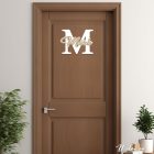 Drevená menovka na dvere s iniciálou a menom