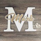 Drevená menovka na dvere s iniciálou a menom