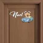Drevená menovka na dvere s medvedíkom v autíčku