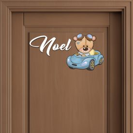 Drevená menovka na dvere s medvedíkom v autíčku