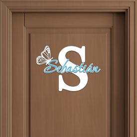   Drevená menovka na dvere s motýľom – personalizovaný nápis s menom dieťaťa