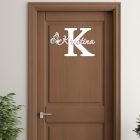 Drevená menovka na dvere s motýľom – personalizovaný nápis s menom dieťaťa