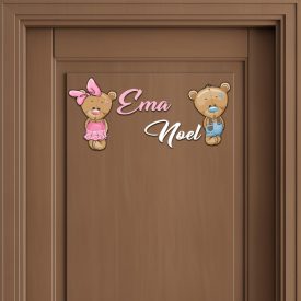 Drevená menovka na dvere s dvoma menami a medvedíkmi