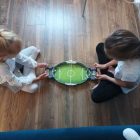 Interaktívna stolová futbalová hra pre každý vek