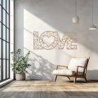 Drevená nástenná dekorácia „LOVE“ s moderným dizajnom