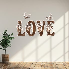   Drevená nástenná dekorácia „LOVE“ s motívom ruží a motýľov