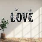Drevená nástenná dekorácia „LOVE“ s motívom ruží a motýľov