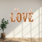 Drevená nástenná dekorácia „LOVE“ s motívom ruží a motýľov