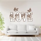 Drevená nástenná dekorácia „LOVE“ s motívom ruží a motýľov