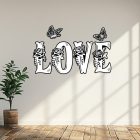 Drevená nástenná dekorácia „LOVE“ s motívom ruží a motýľov