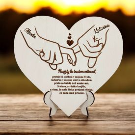 Drevené srdce s vyznaním lásky a menami