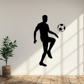   Drevený obraz futbalistu s loptou – silueta športovca na stenu