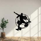 Drevený obraz futbalistu s loptou – silueta pri strele