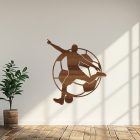 Drevený obraz futbalistu s loptou – silueta pri strele