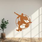 Drevený obraz futbalistu s loptou – silueta pri strele