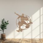 Drevený obraz futbalistu s loptou – silueta pri strele