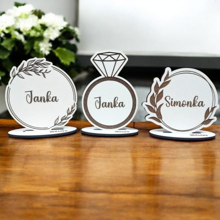 Drevená menovka na stôl – svadobná dekorácia s menom
