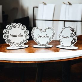 Personalizované drevené menovky na stôl – rôzne tvary