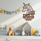 Jednorožec s menom a kvetmi