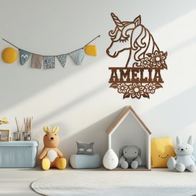 Jednorožec s menom a kvetmi