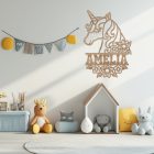 Jednorožec s menom a kvetmi