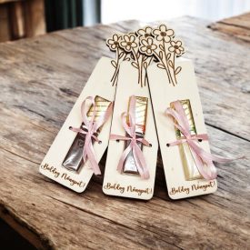   Drevený darček na Deň žien – gravírovaný kvetinový motív s čokoládou