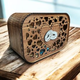 Drevená svadobná pokladnička s gravírovanými menami