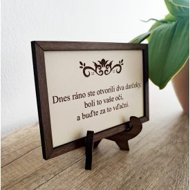   Drevená tabuľka s motivačným citátom – Buďte vďační za každý deň