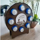 Drevený držiak na plechovky v tvare sudu